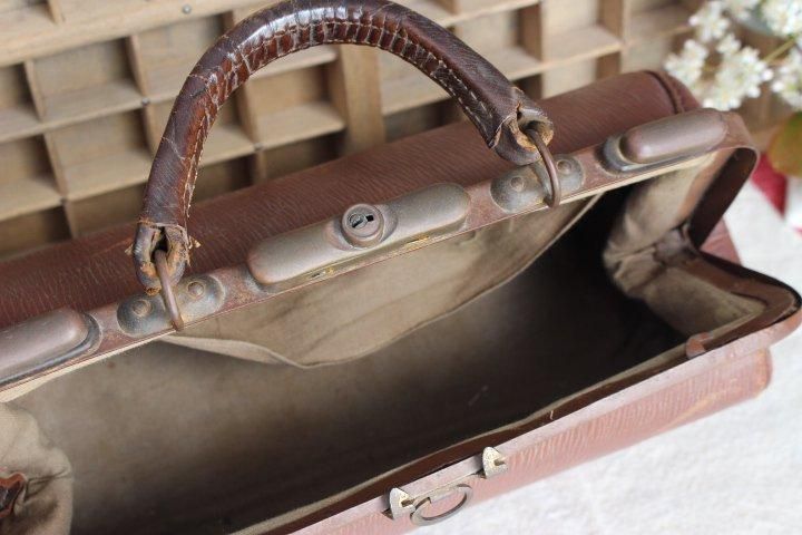 フランス製アンティークのエレガントなボストンバック