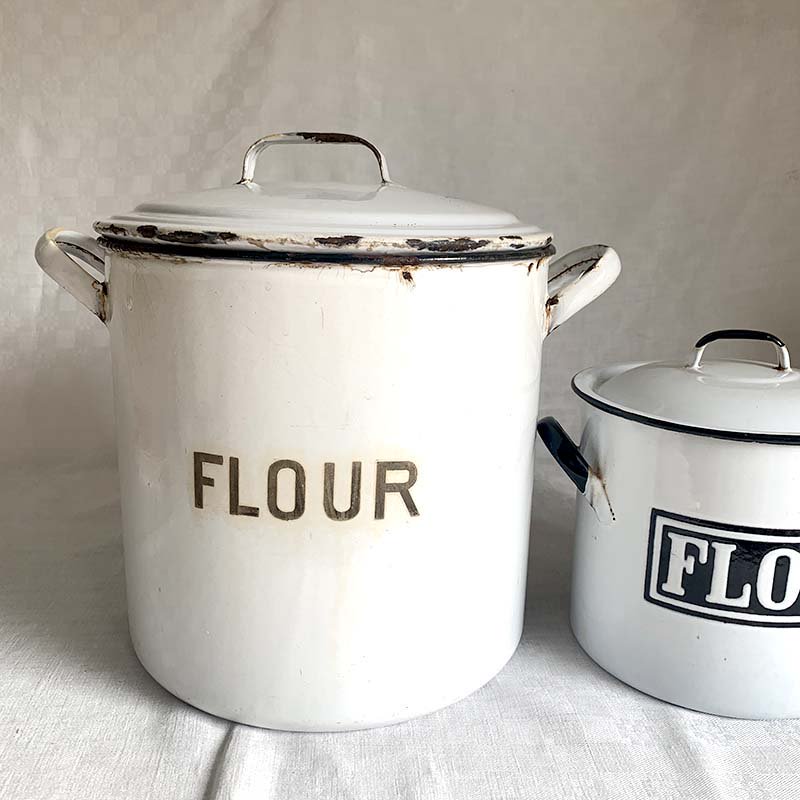 小麦缶 フラワー缶 乾物入れ 大型ホーロー容器 FLOUR（英表記