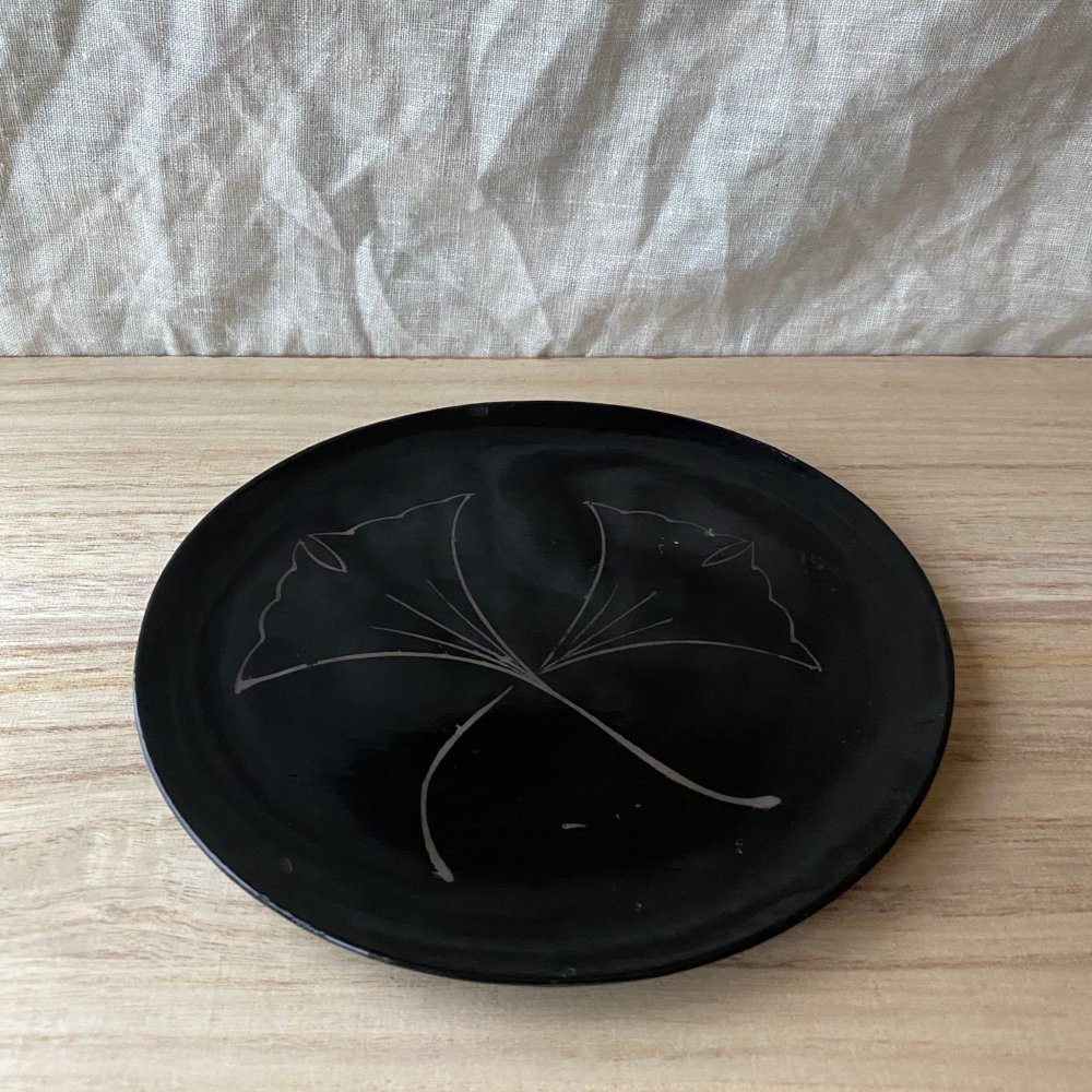 イチョウの葉っぱの六寸漆器皿 (B)