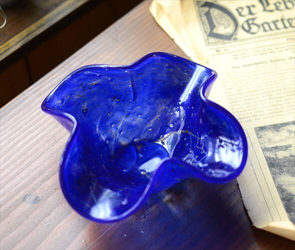 ドイツから届いた きれいなコバルトのガラストレー 径16cm ブルー グラス お皿 ヴィンテージ アンティーク_240221 ig3774
