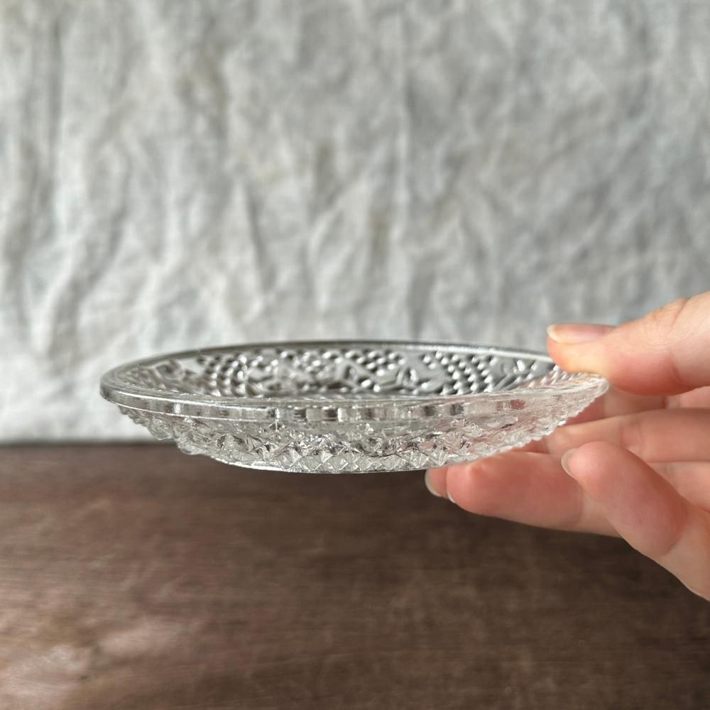 星と蝶々の大正時代のプレスガラス小皿