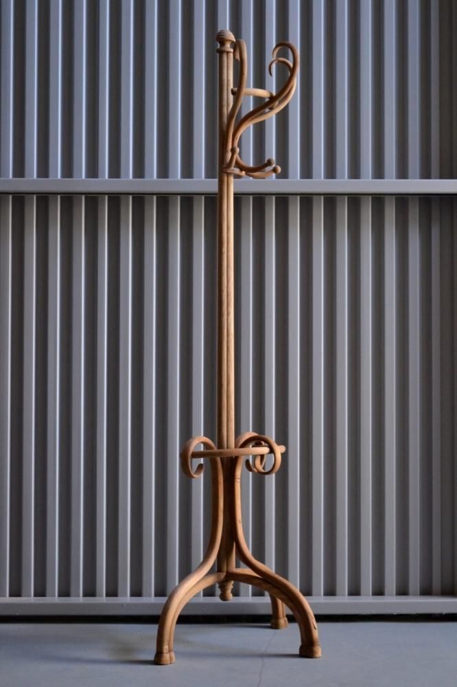 ベルギー製の木製ハーフコートラック THONET