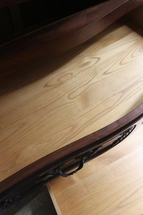 フランス製アンティーク、立体的な3段チェスト