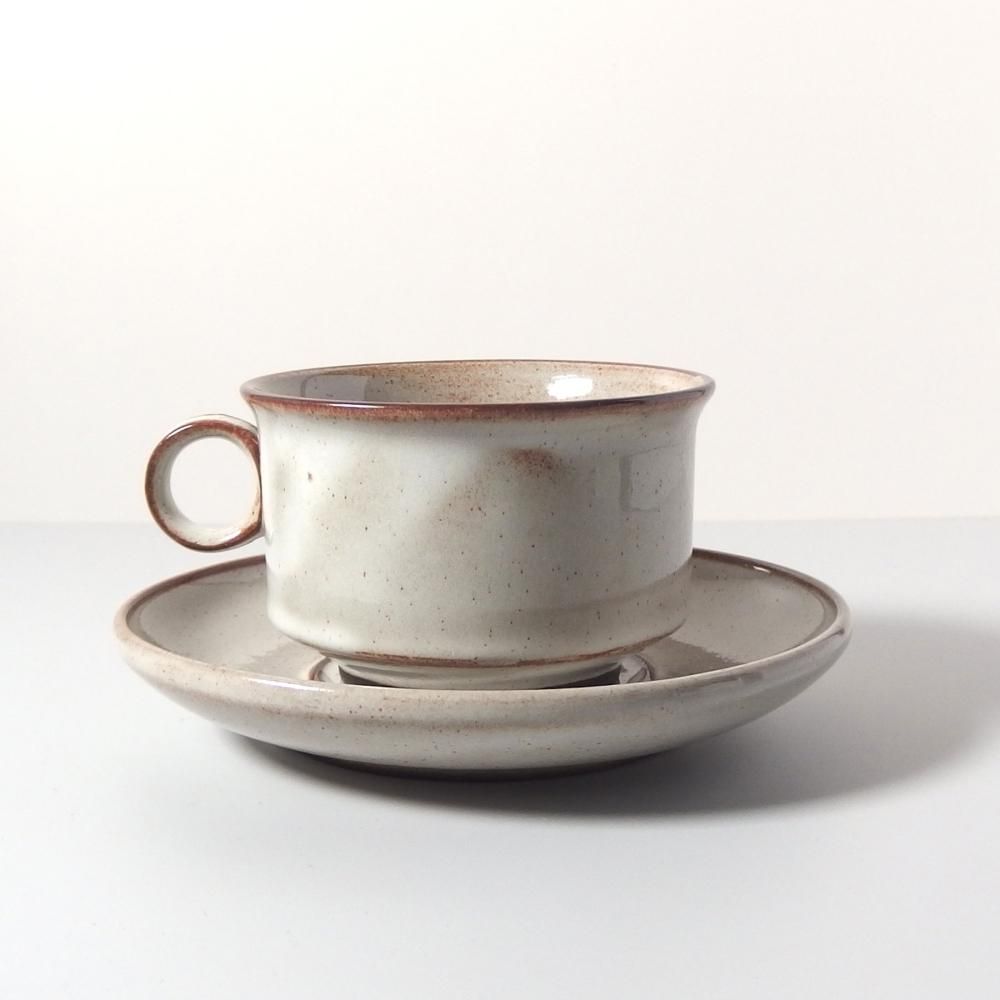 カップソーサーのカゴ　ヴィンテージ Vintage cup & saucer / ヴィンテージカップ & ソーサー white
