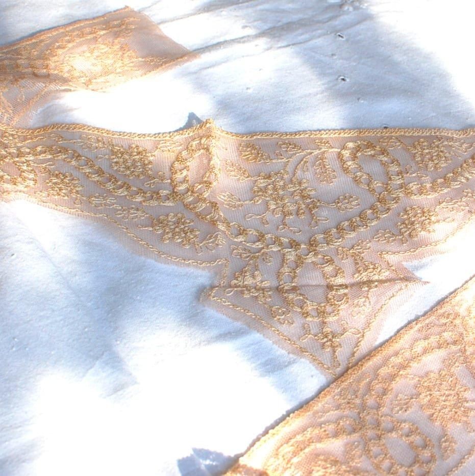 フランス　アンティーク　チュールレース フランスアンティーク,チュールレー,ス刺繍エクリュ,幅広,花モチーフ