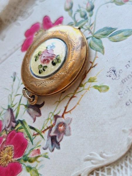 エナメル のペンダントヘッド 薔薇