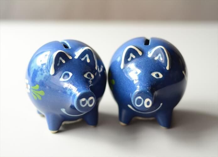 ドイツ製 陶器 かわいいブタの貯金箱 2個セット オブジェ 置物 ドイツ製 陶器 かわいいブタの貯金箱 2個セット オブジェ 置物