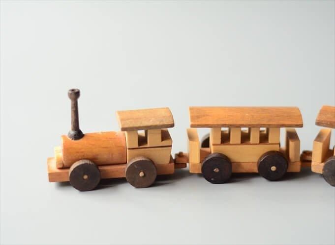 ドイツ製 ちいさな木製の汽車 6両セット 貨物列車 オブジェ 置物 ドイツ製 ちいさな木製の汽車 6両セット 貨物列車 オブジェ 置物