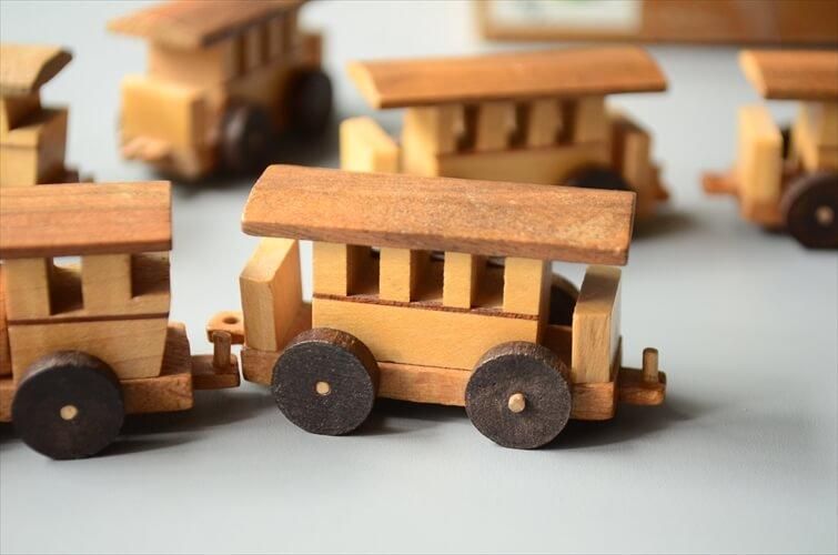 ドイツ製 ちいさな木製の汽車 6両セット 貨物列車 オブジェ 置物 ドイツ製 ちいさな木製の汽車 6両セット 貨物列車 オブジェ 置物