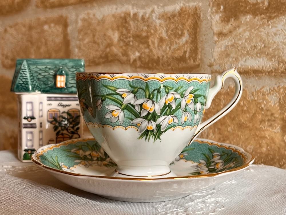 英国 クイーンアン ティーカップ&ソーサー - ANTIQUE LEAVES 英国 クイーンアン ティーカップ&ソーサー - ANTIQUE LEAVES