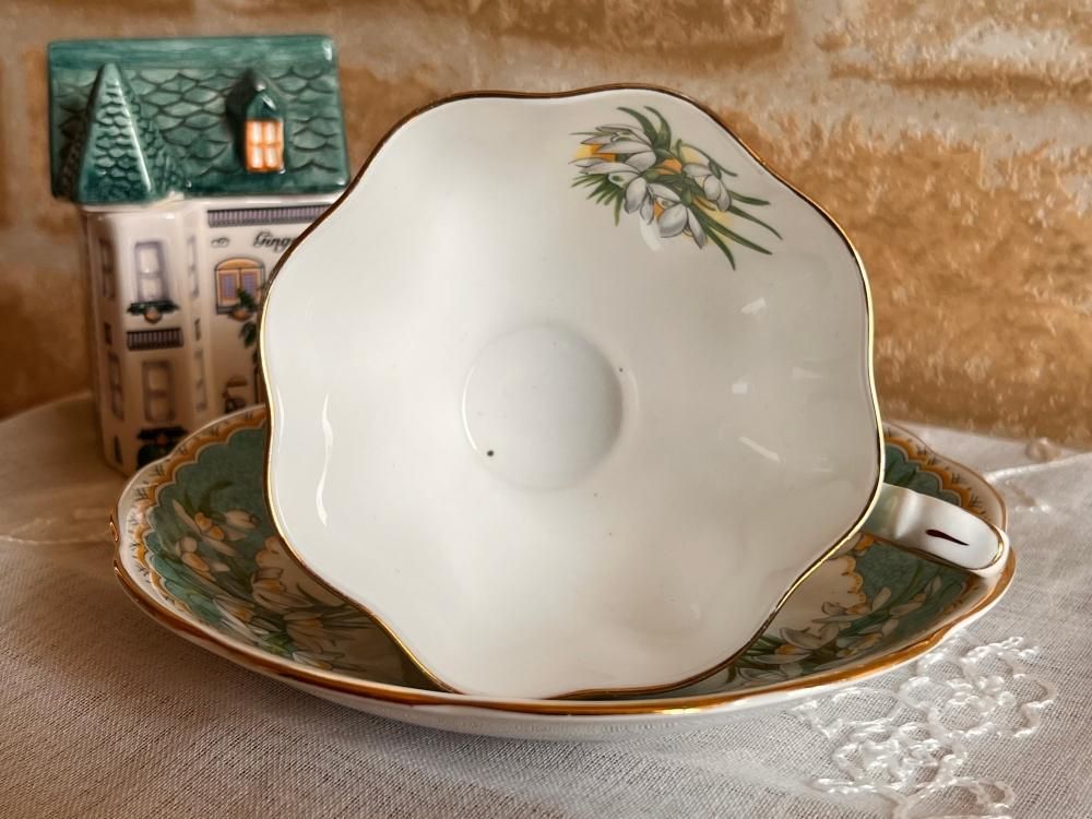 英国 クイーンアン ティーカップ&ソーサー - ANTIQUE LEAVES 英国 クイーンアン ティーカップ&ソーサー - ANTIQUE LEAVES