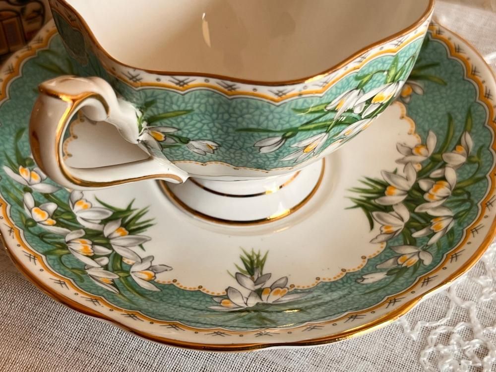 英国 クイーンアン ティーカップ&ソーサー - ANTIQUE LEAVES 英国 クイーンアン ティーカップ&ソーサー - ANTIQUE LEAVES