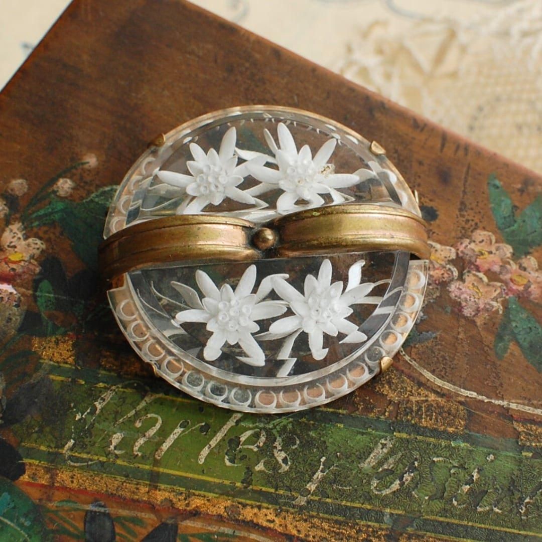 ルーサイトブローチ エーデルワイス 丸 直径4.5cm - ANTIQUE LEAVES ルーサイトブローチ エーデルワイス 丸 直径4.5cm - ANTIQUE LEAVES