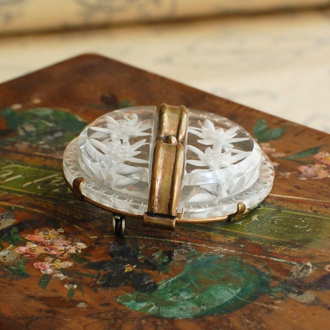 ルーサイトブローチ エーデルワイス 丸 直径4.5cm - ANTIQUE LEAVES ルーサイトブローチ エーデルワイス 丸 直径4.5cm - ANTIQUE LEAVES