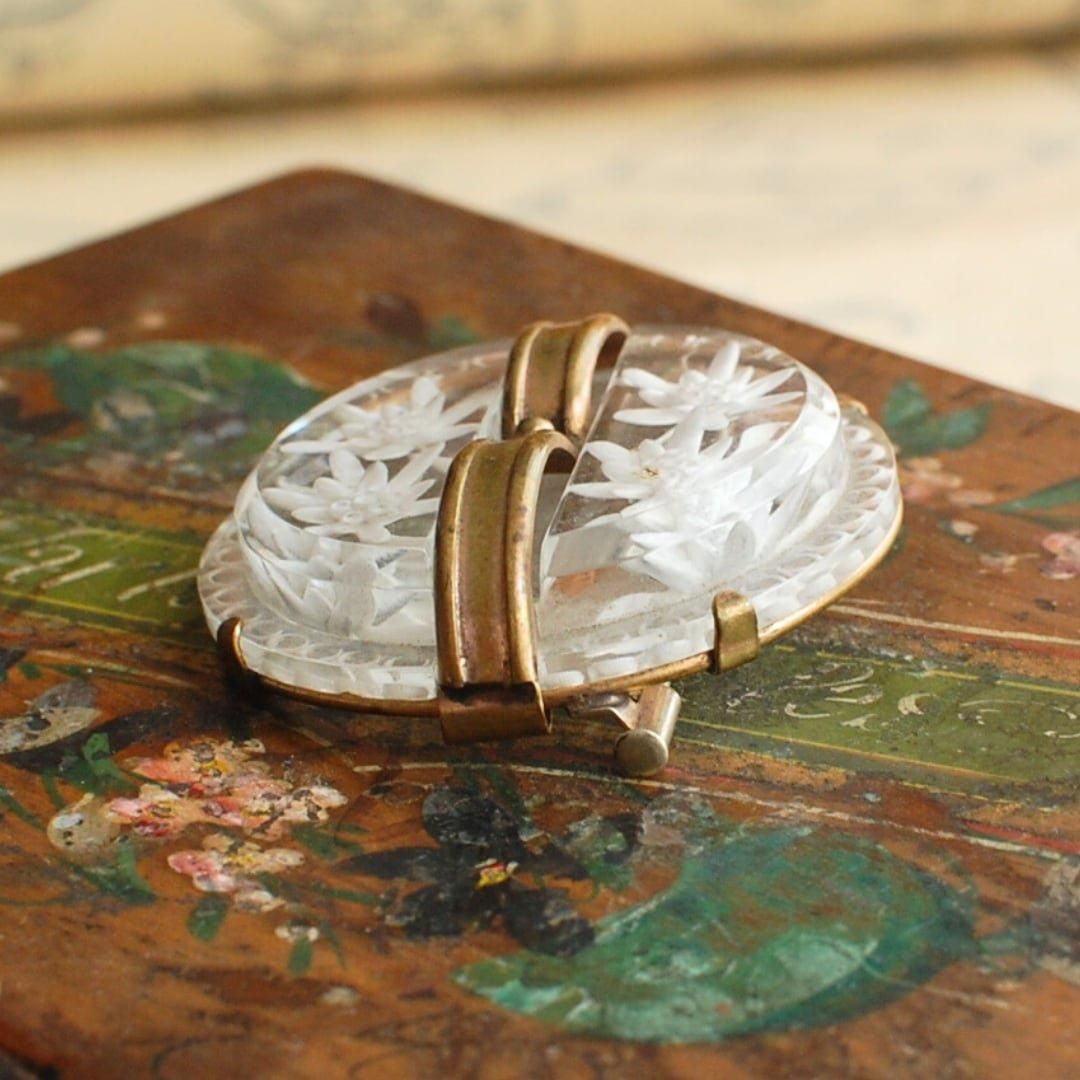 ルーサイトブローチ エーデルワイス 丸 直径4.5cm - ANTIQUE LEAVES ルーサイトブローチ エーデルワイス 丸 直径4.5cm - ANTIQUE LEAVES