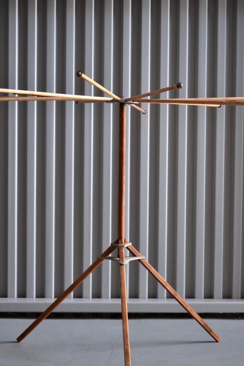 Folding towel hanger