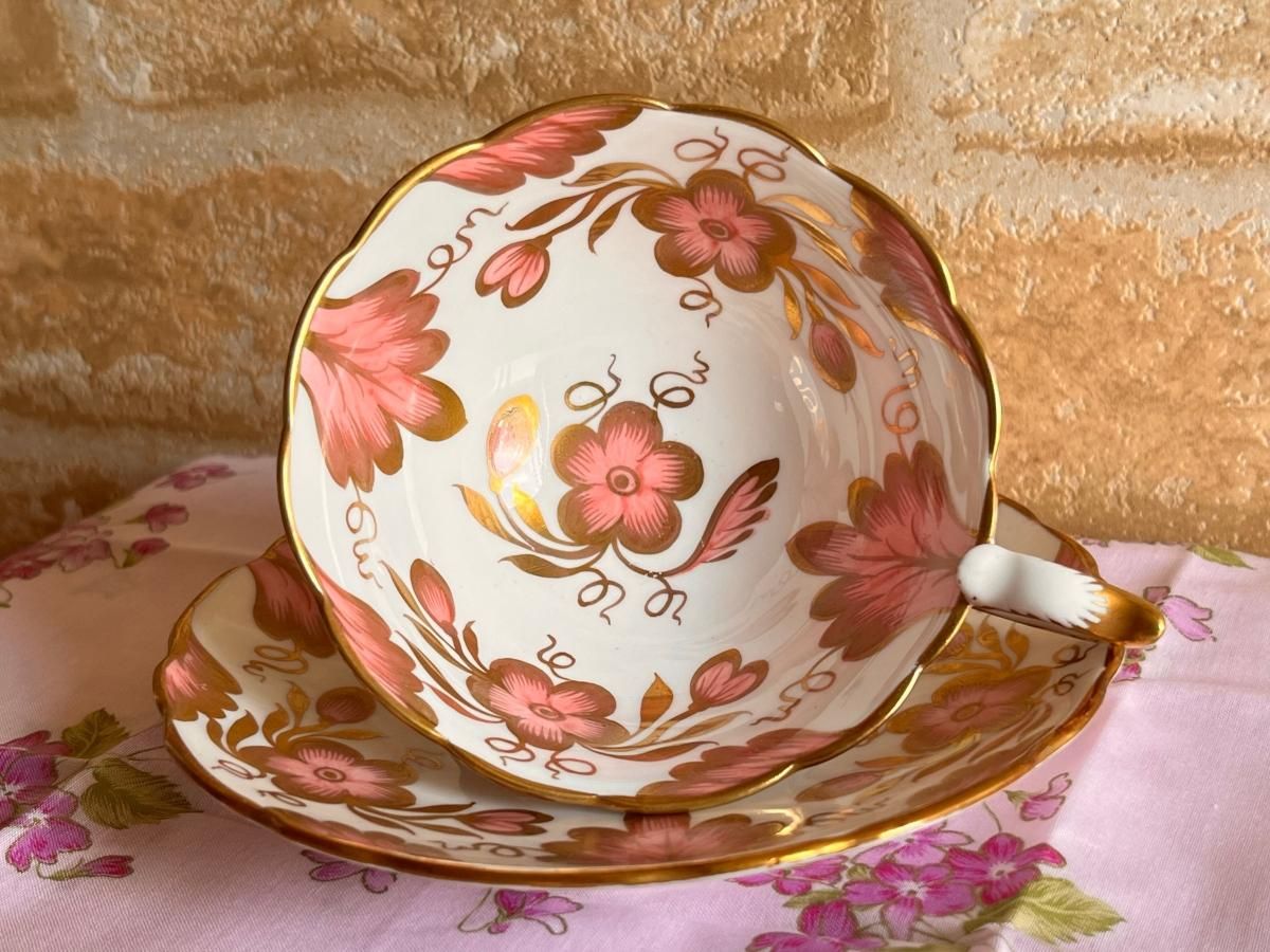 ロイヤルスタッフォード 金彩の花柄 カップ＆ソーサー - ANTIQUE