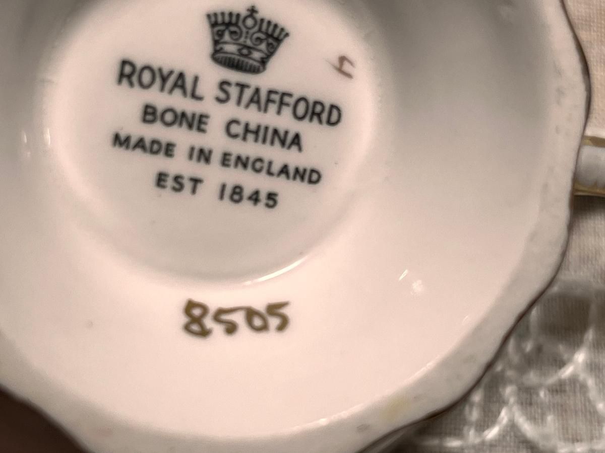 希少な英国ロイヤルスタッフォードのピンクゴールドカップ&ソーサー