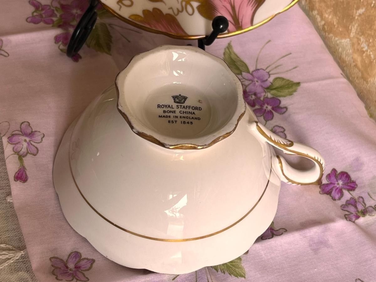 ロイヤルスタッフォード 金彩の花柄 カップ＆ソーサー - ANTIQUE