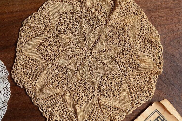 ハンガリー蚤の市　アンティーク刺繍　ドイリー ハンガリー蚤の市 アンティーク刺繍 ドイリー