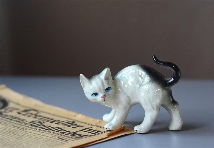 フランスから 白磁の振り向くネコ オブジェ 猫 ホワイトポー フランスから 白磁の振り向くネコ オブジェ 猫 ホワイトポー