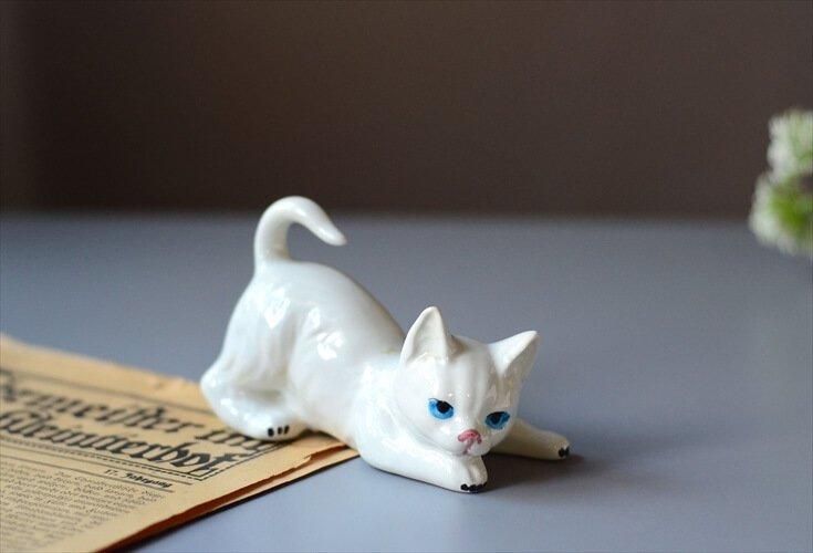 フランスから 白磁の寝そべるネコ オブジェ 猫 ホワイトポー フランスから 白磁の寝そべるネコ オブジェ 猫 ホワイトポー