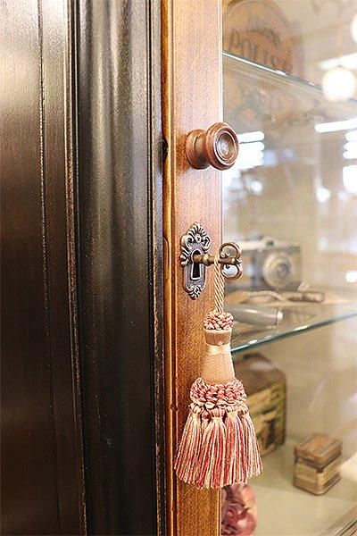 鍵付き】フレンチシャビーシック ガラスキャビネット - ANTIQUE 鍵付き】フレンチシャビーシック ガラスキャビネット - ANTIQUE