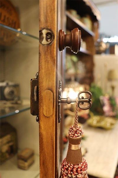 鍵付き】フレンチシャビーシック ガラスキャビネット - ANTIQUE 鍵付き】フレンチシャビーシック ガラスキャビネット - ANTIQUE