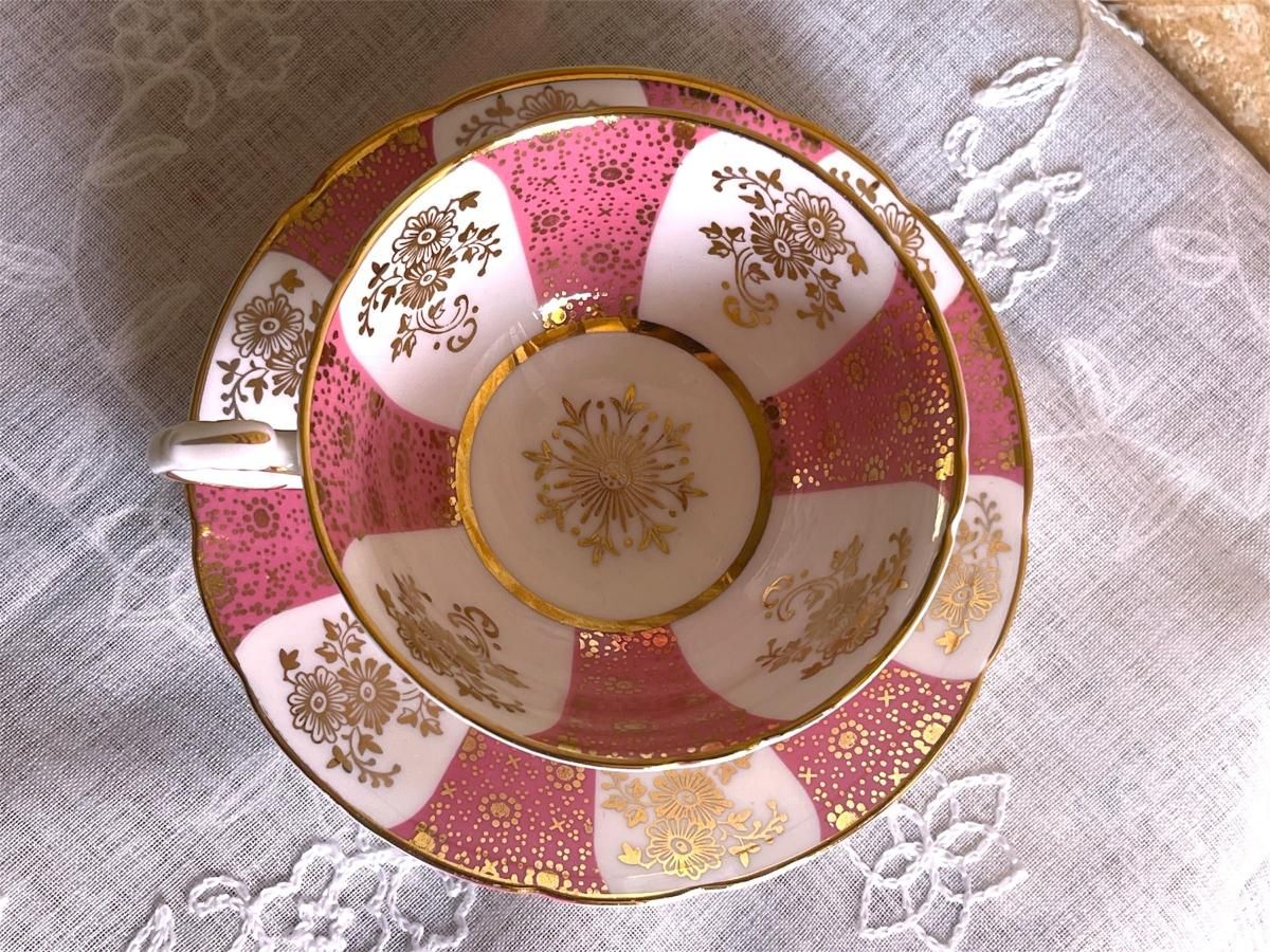 英国製パラゴンの華やかなカップとソーサー