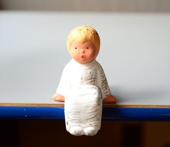ドイツから かわいい腰掛た天使のキャンドルホルダー 燭台 ドイツから かわいい腰掛た天使のキャンドルホルダー 燭台