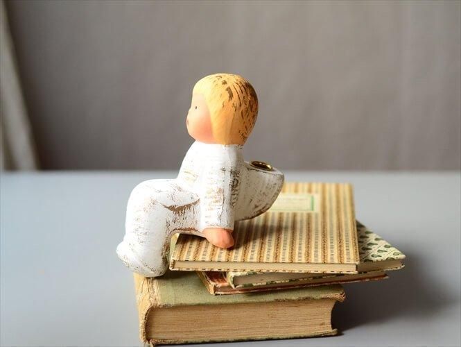 ドイツから かわいい腰掛た天使のキャンドルホルダー 燭台 ドイツから かわいい腰掛た天使のキャンドルホルダー 燭台