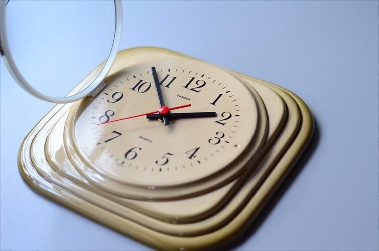 ドイツ製 EUROPA 雰囲気あるカーキ色の陶器の壁時計 電池式 壁掛け時計