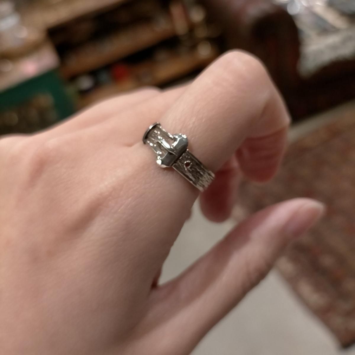 英国製ヴィンテージバックルモチーフ銀製リング繊細な彫刻