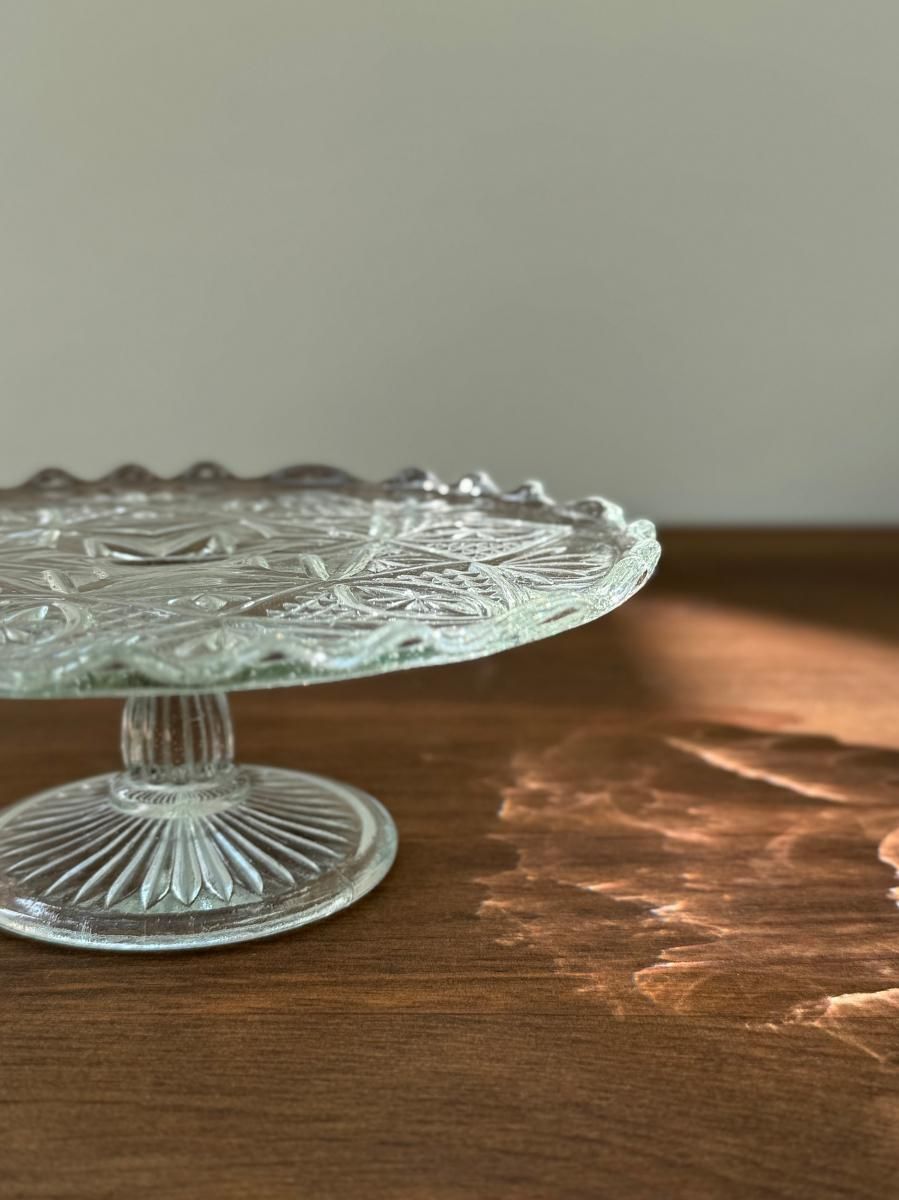 ヴィンテージ、プレスガラスの脚付きケーキスタンド - ANTIQUE