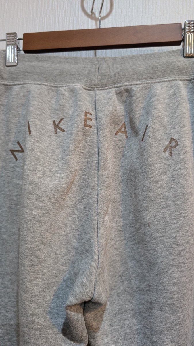 オランダ直輸入】Nike pants スウェットパンツ Sサイズ バックプリント グレー NIKE AIR 八部丈パンツ - ANTIQUE  LEAVES