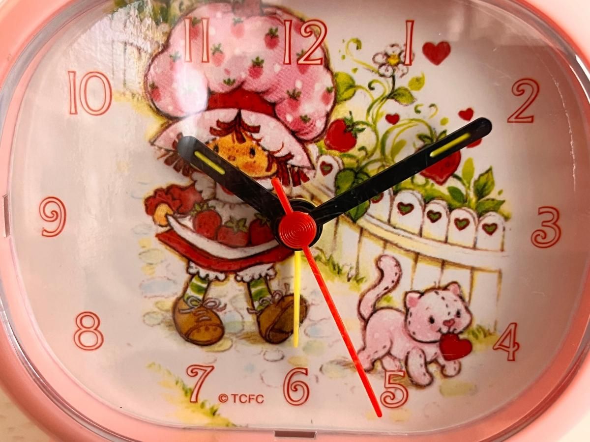 ストロベリーショートケーキ ピンクのレトロ目覚まし時計