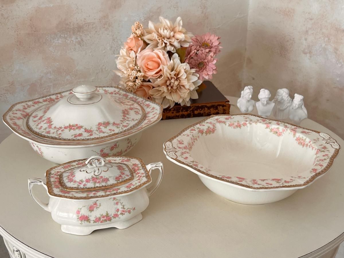 ロイヤルグラフトン 赤と紫の花柄デミタス カップ&ソーサー 2客 ロイヤルグラフトン 赤と紫の花柄デミタス カップ&ソーサー 2客