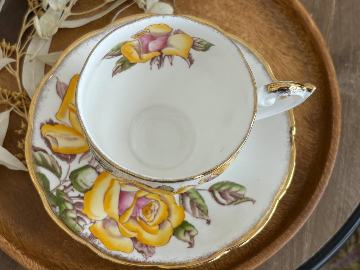 英国製クイーンアンの華やかなカップ&ソーサー