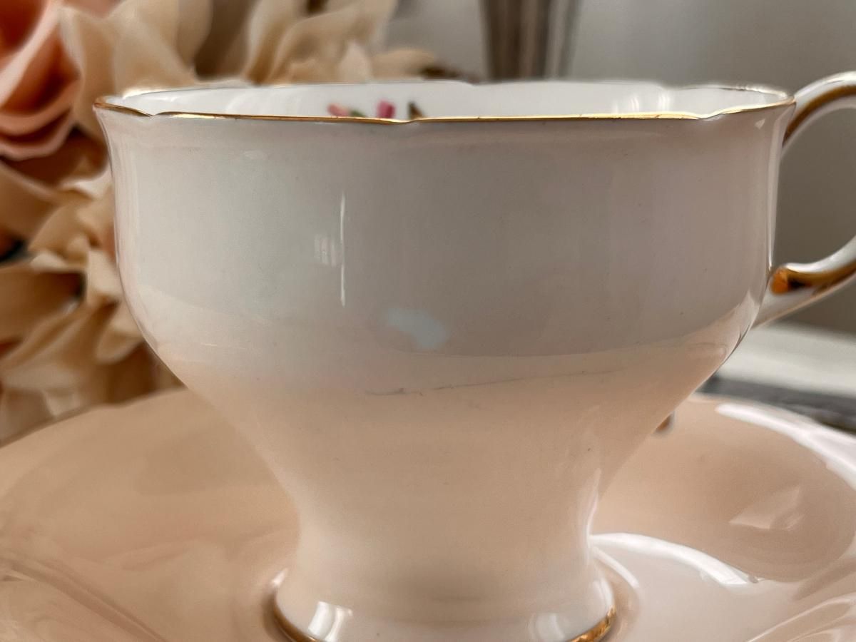 英国製パラゴンの繊細なピンクフローラルカップ&ソーサー