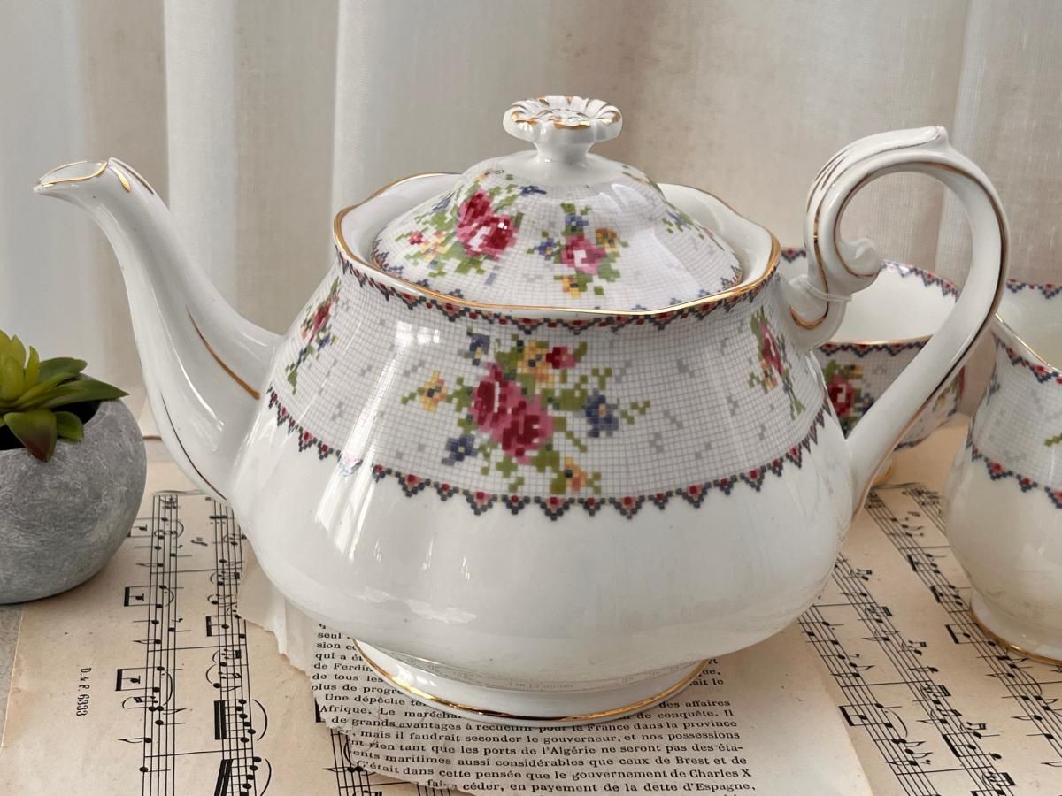 大好き ロイヤルアルバート LEAVES ANTIQUE - ティーポット プチポワン 食器