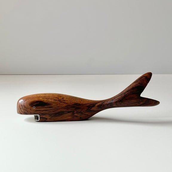 ̲ ơTeak bottle opener whale