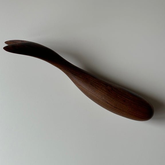 ̲ ơTeak bottle opener whale