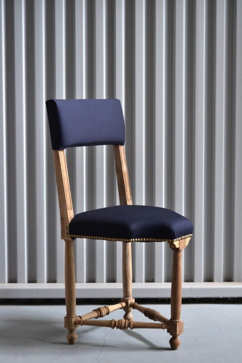 木製の三脚椅子