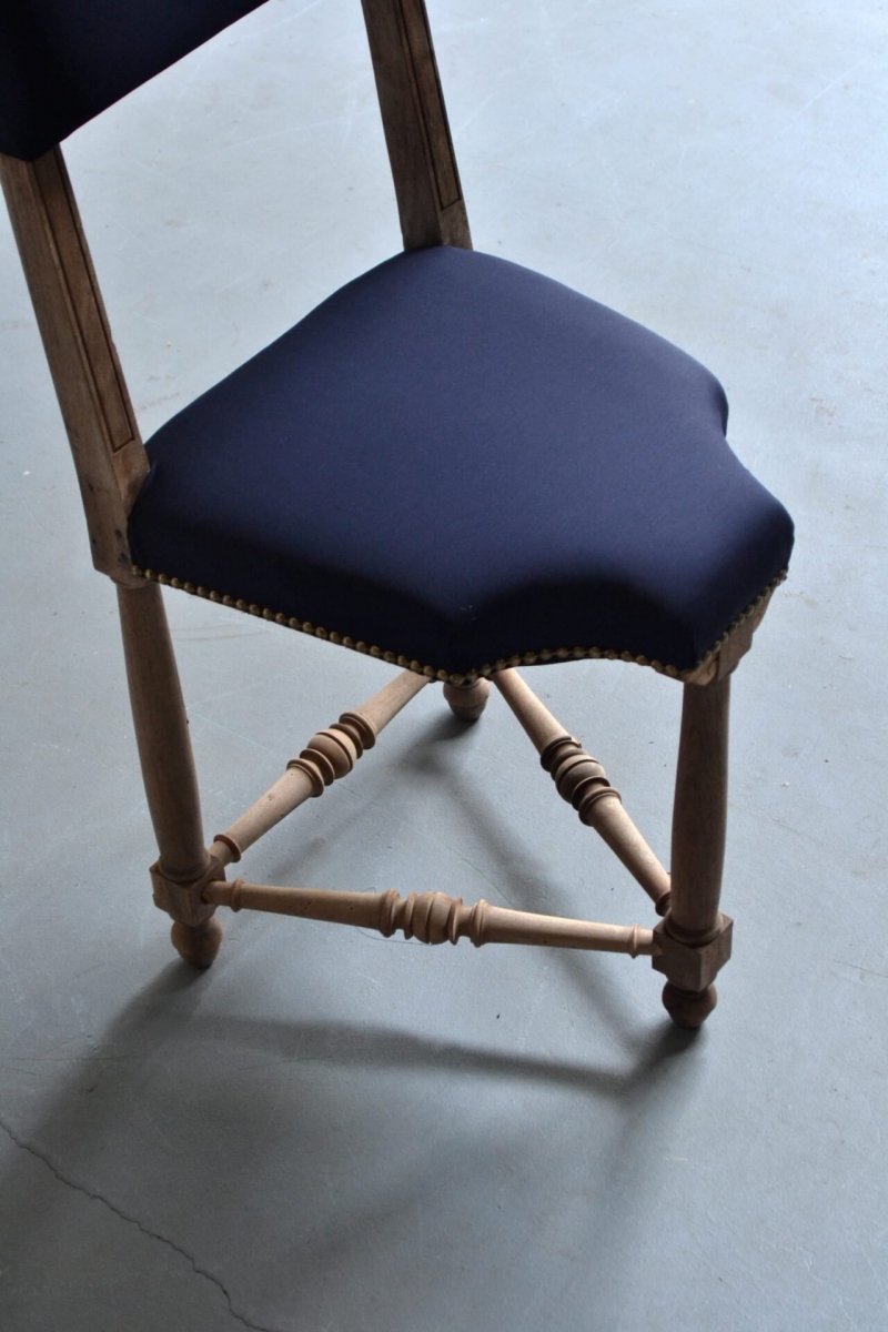 Tripod chair