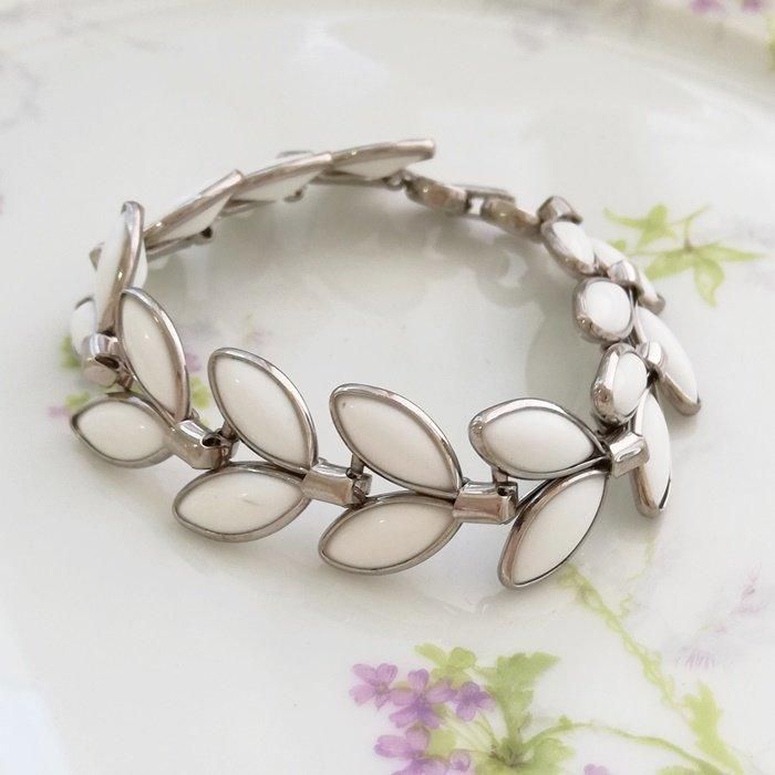  CJ7005B
Trifari ȥեꡡСȡ󡡥ۥ磻ȥ꡼ա꡼ա֥쥹å