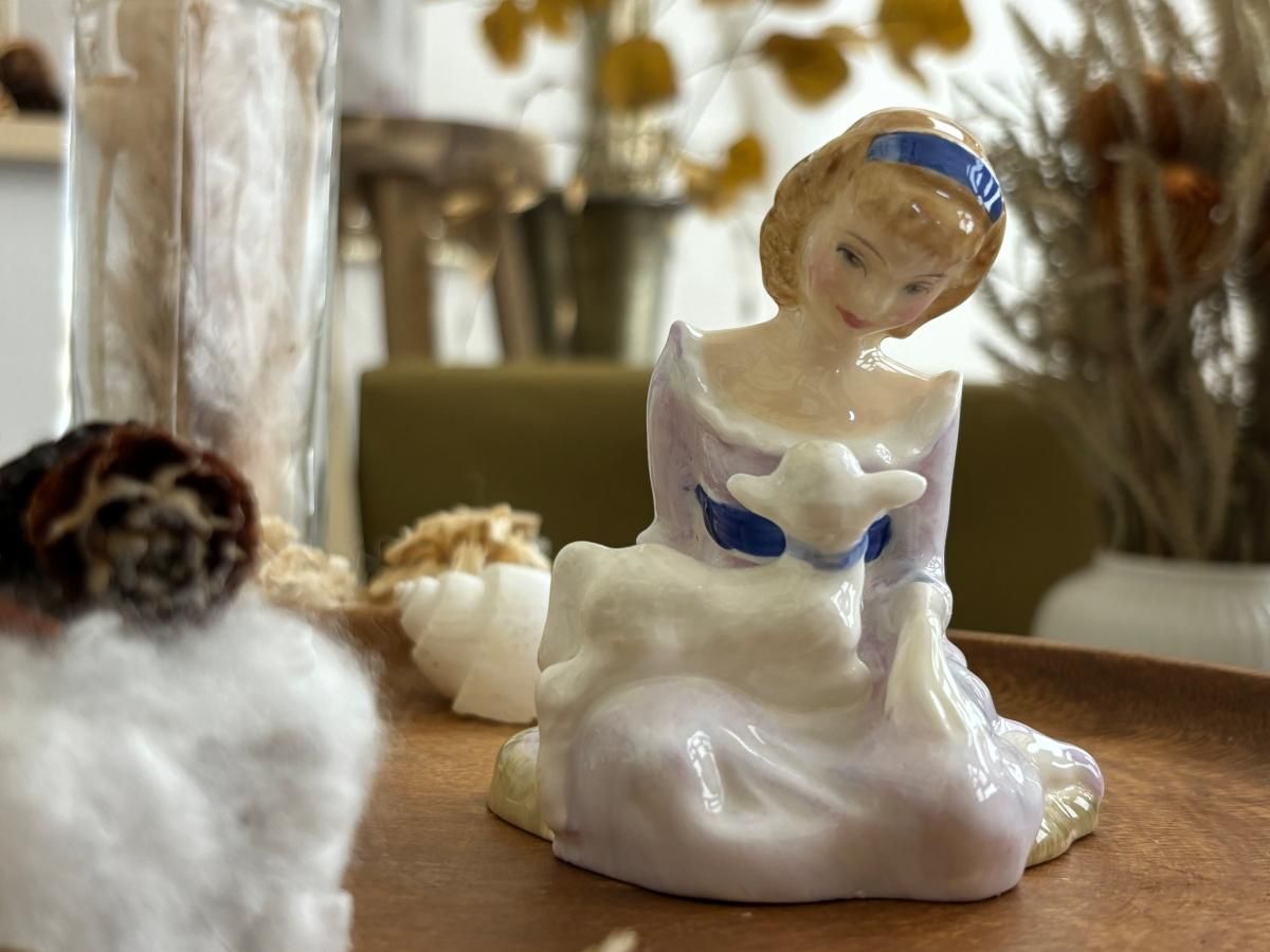 ロイヤルドルトンの「Mary had a little lamb」のフィギュリン 