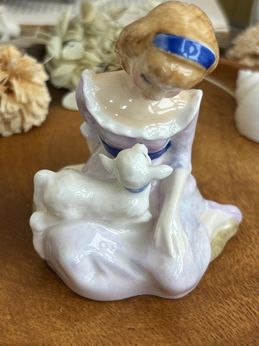 ロイヤルドルトンの「Mary had a little lamb」のフィギュリン