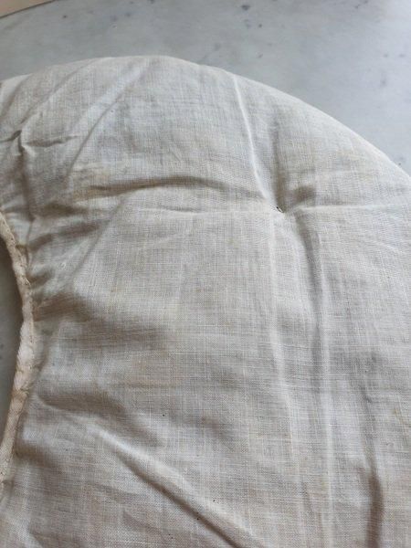 【美品】フランスアンティークAD赤ダマスクラウンドフリルクッション [3079] イギリスのアンティークキャビネット、ハーフムーン型の