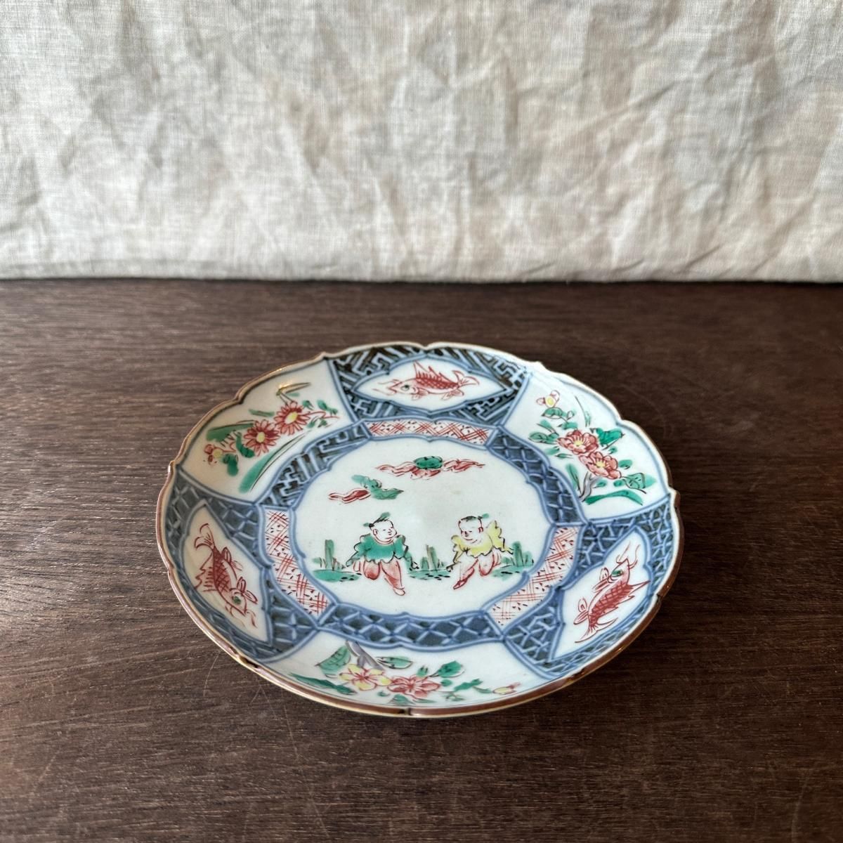 金彩が美しい染付色絵の六寸中皿 | Antique Shop Soukodo