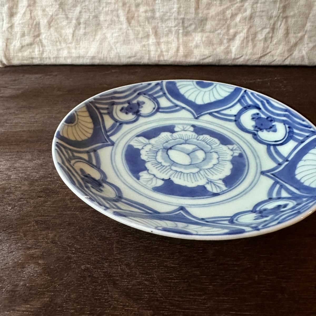 明治時代頃の柔らかな牡丹の染付皿